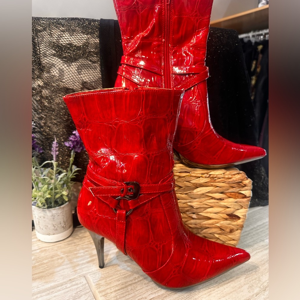 Red Ankle Boots
silver heel
Sz 10
These boots have cracking and peeling
See pics
